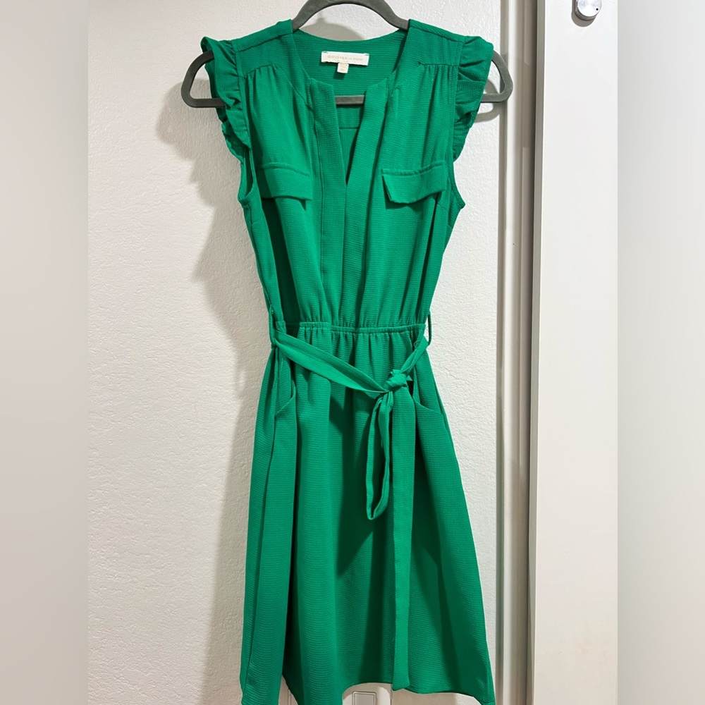 Sleeveless dress with pockets. Kelly green color.